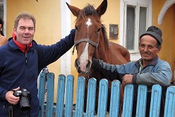 Geschäftsführer der Caritas Witten, Helmut Claes (links, mit Kamera), zusammen mit einem Einheimischen aus Maramures  